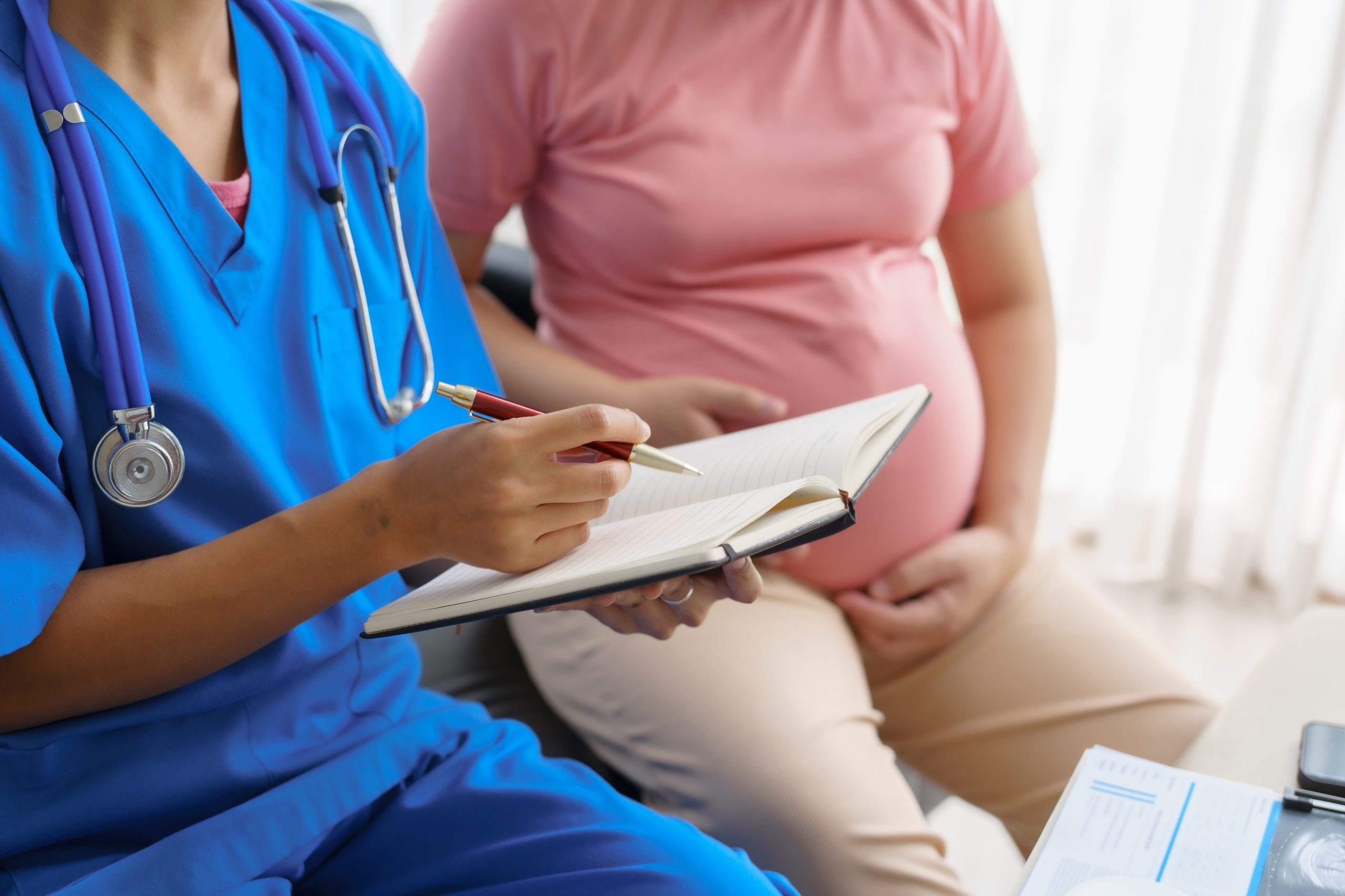 Pregnant mothers meet the nurse at the clinic as scheduled, revi