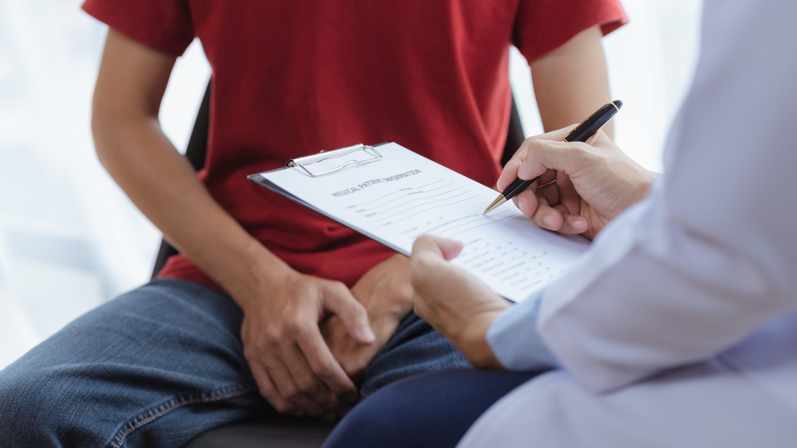 Doctors are giving advice on treatment to patients in hospital e